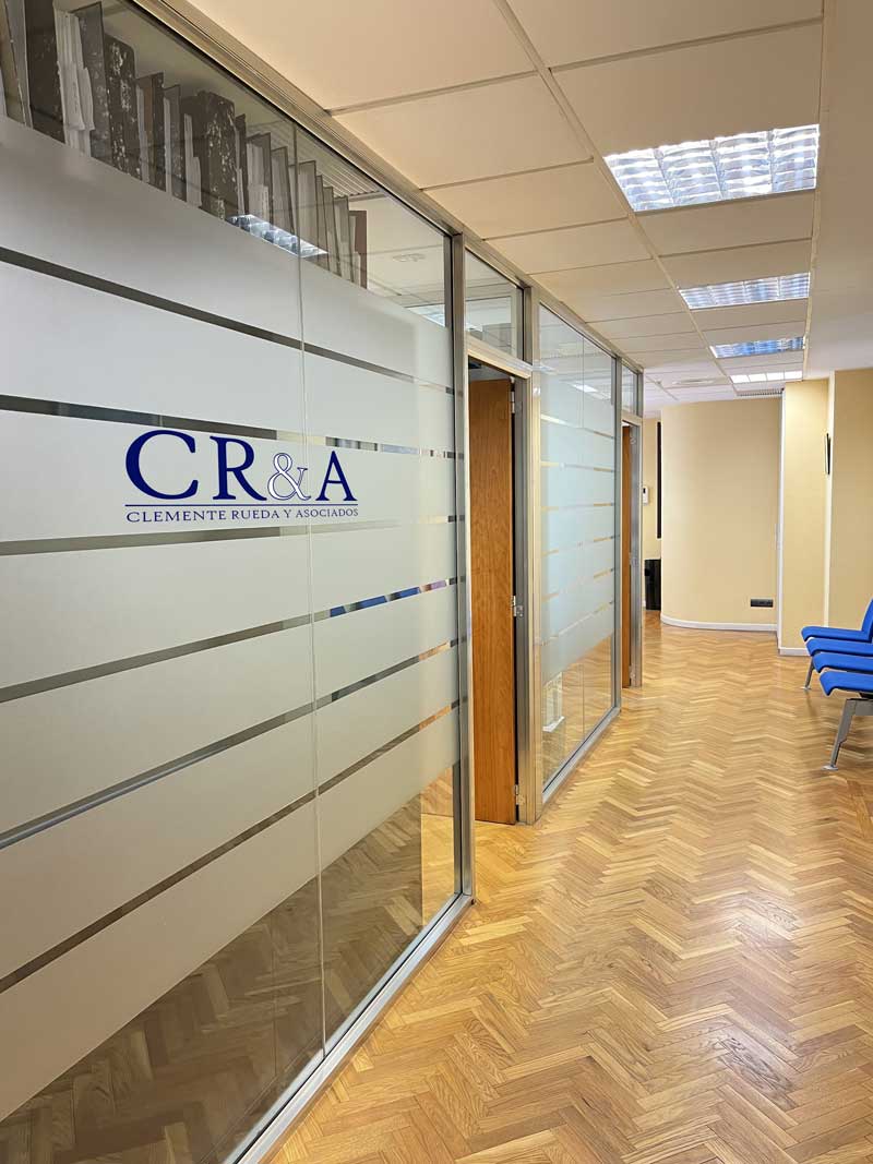 Pasillo y sala de espera de la asesoría Clemente Rueda y Asociados en Valladolid