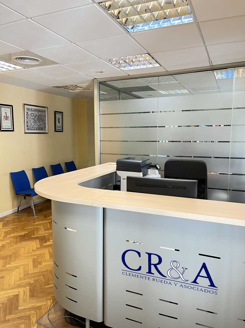 Entrada a la oficina de asesoría Clemente Rueda y Asociados en Valladolid