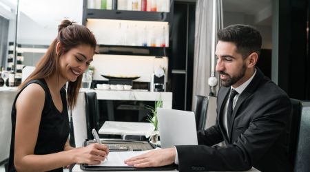 Mujer emprendedora recibe asesoramiento sobre qué IAE elegir para su negocio