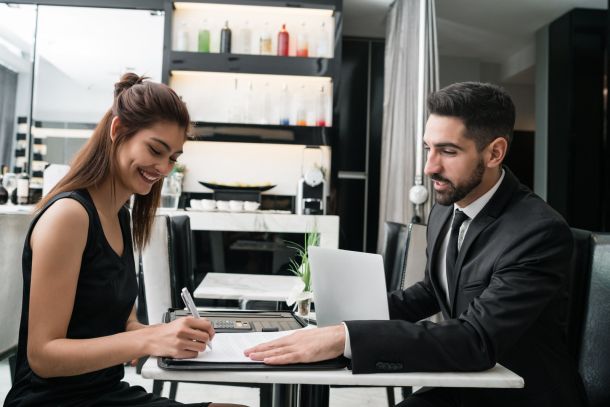 Mujer emprendedora recibe asesoramiento sobre qué IAE elegir para su negocio