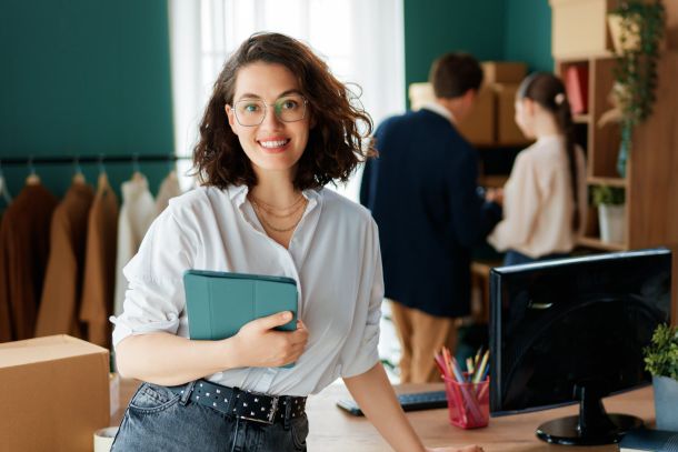 Una mujer emprendedora en su negocio